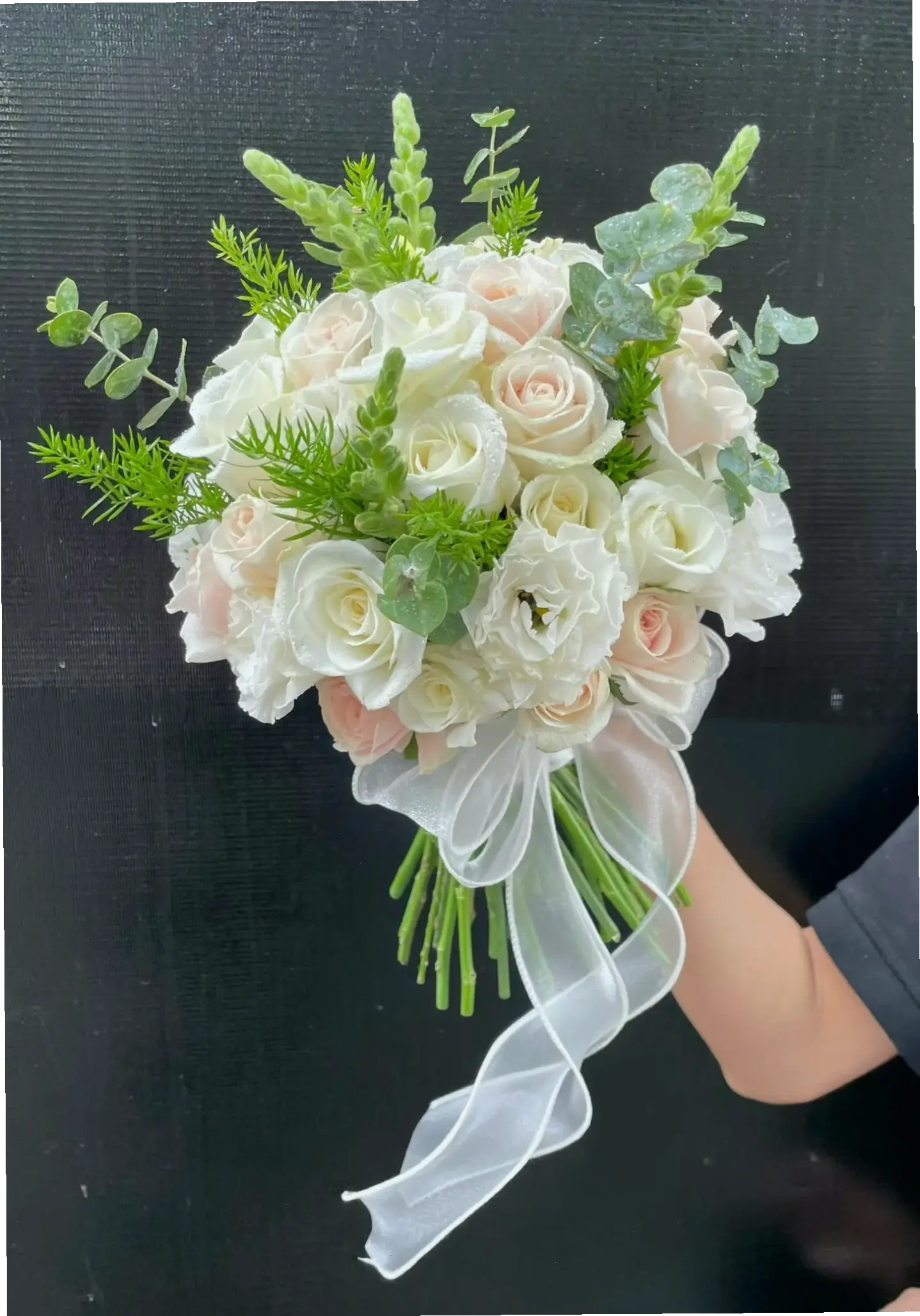 Hoa hồng cưới sang trọng nâng tầm sự kiện của bạn, mang đến đẳng cấp và sự tinh tế vượt trội.