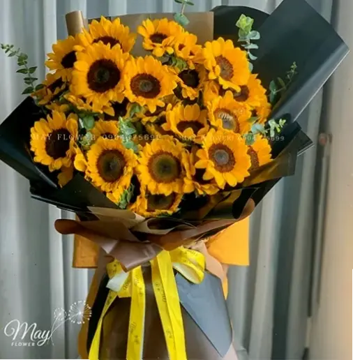 Hoa hướng dương đẹp lung linh trong ngày cưới, biểu tượng cho sự tươi mới và hy vọng trong tình yêu.