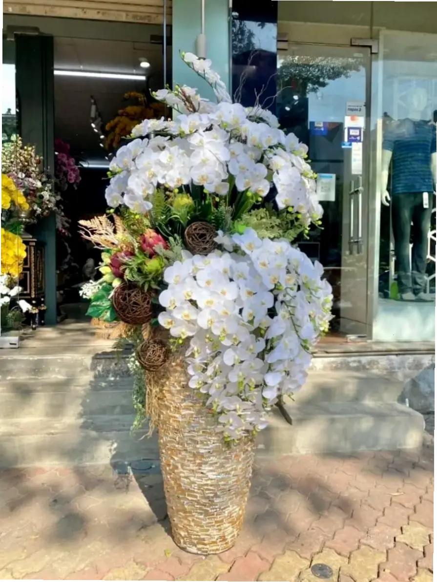 Hoa lan cắm bình trang trí đẳng cấp, biến bàn tiệc cưới thành không gian sang trọng và ấn tượng.