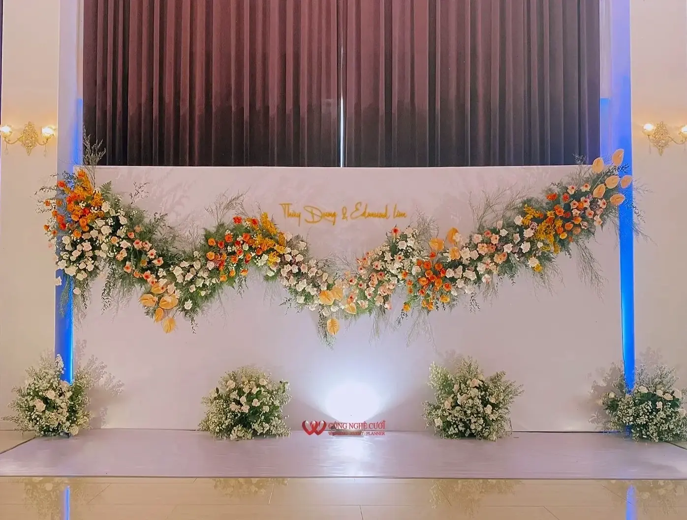 Hoa mai trang trí tiệc cưới biến không gian thành khu vườn mơ mộng, lãng mạn và đầy sức sống bất tận.