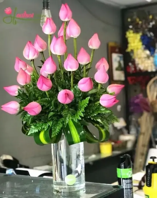 Hoa sen cắm bình trong chùa, tô điểm không gian tâm linh với vẻ đẹp thanh thoát và ý nghĩa sâu sắc.