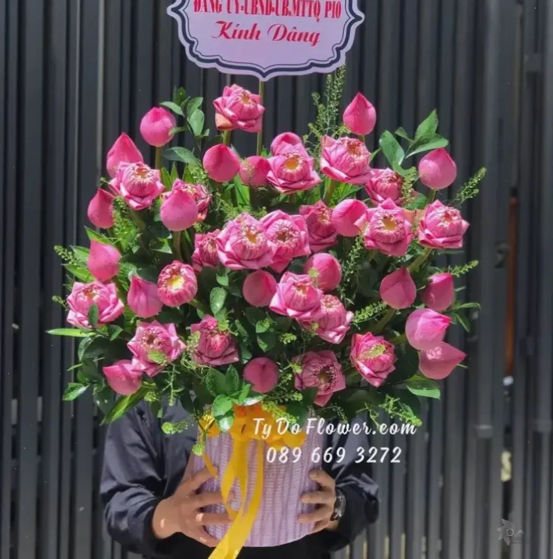 Hoa sen lễ Phật Đản bó hoa dâng lên lòng thành kính, biểu tượng cho sự giác ngộ và từ bi.