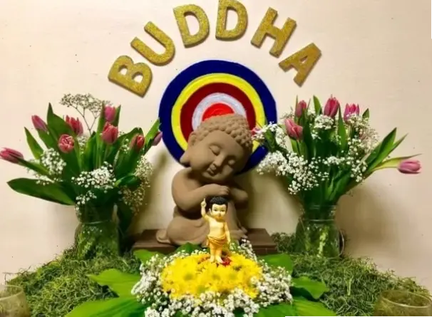 Hoa sen lễ Phật Đản cắm bình tượng trưng cho sự giác ngộ, lan tỏa lòng từ bi và niềm vui trong ngày lễ.