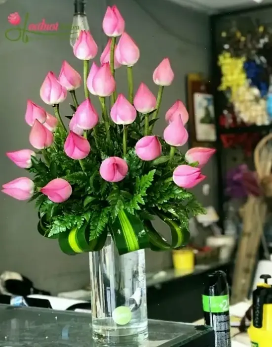Hoa sen tươi thắm cắm bình trang trí chùa, lan tỏa hương thơm và sự thanh tịnh dịu dàng.