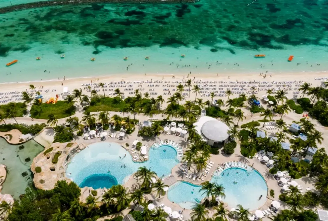 Hoàng hôn Caribbean lãng mạn với sắc màu huyền ảo, mang đến khoảnh khắc thư thái và yên bình tuyệt đối.