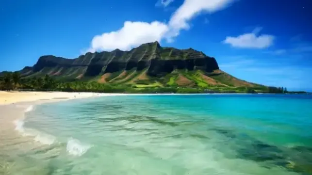 Hoàng hôn Hawaii lãng mạn: Khoảnh khắc vàng rực rỡ trên nền trời đỏ cam, đầy cảm xúc.