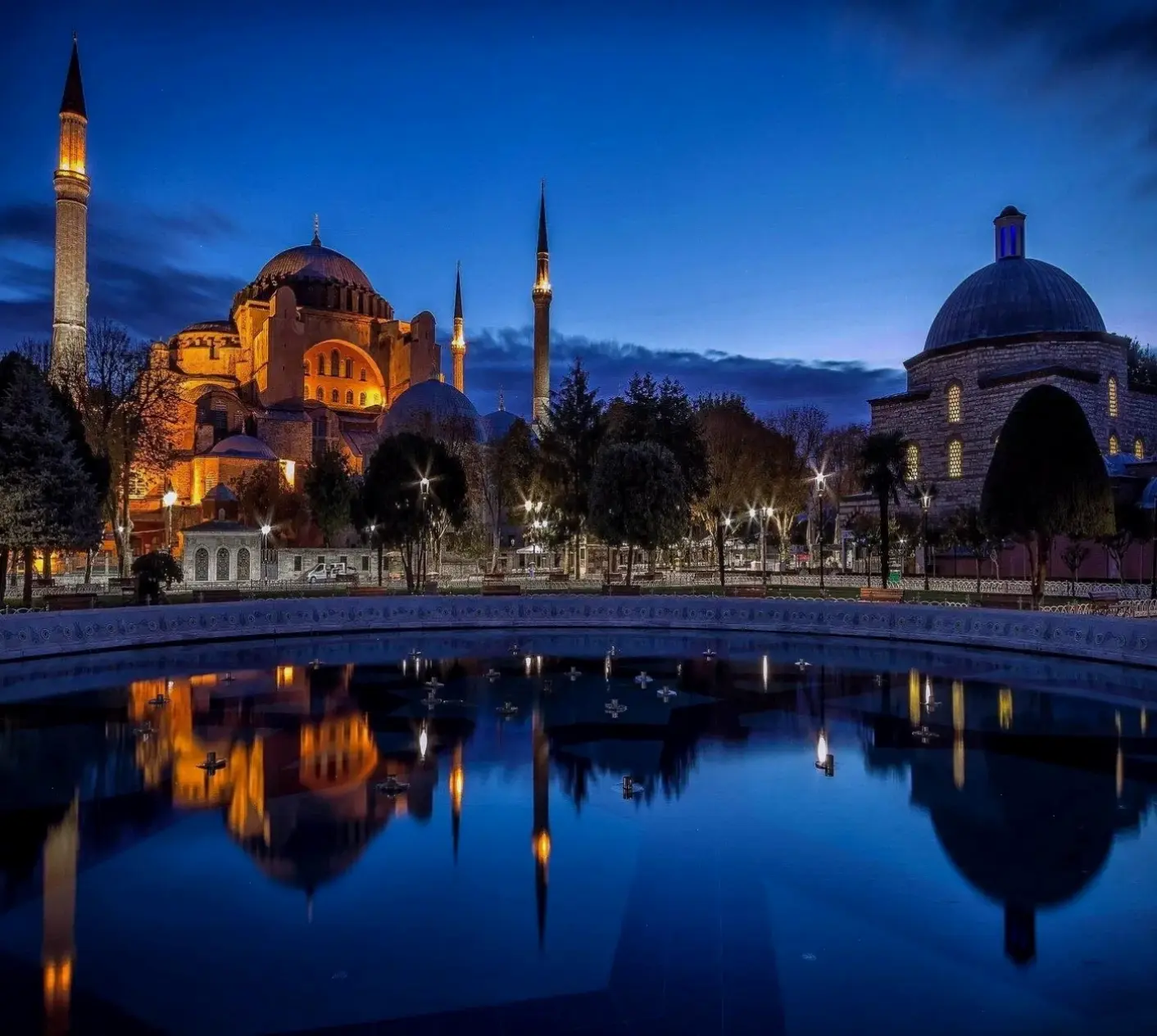 Hoàng hôn lãng mạn tại Istanbul, nơi mặt trời lặn sau tháp Galata, tạo bức tranh thiên nhiên đầy mê hoặc.