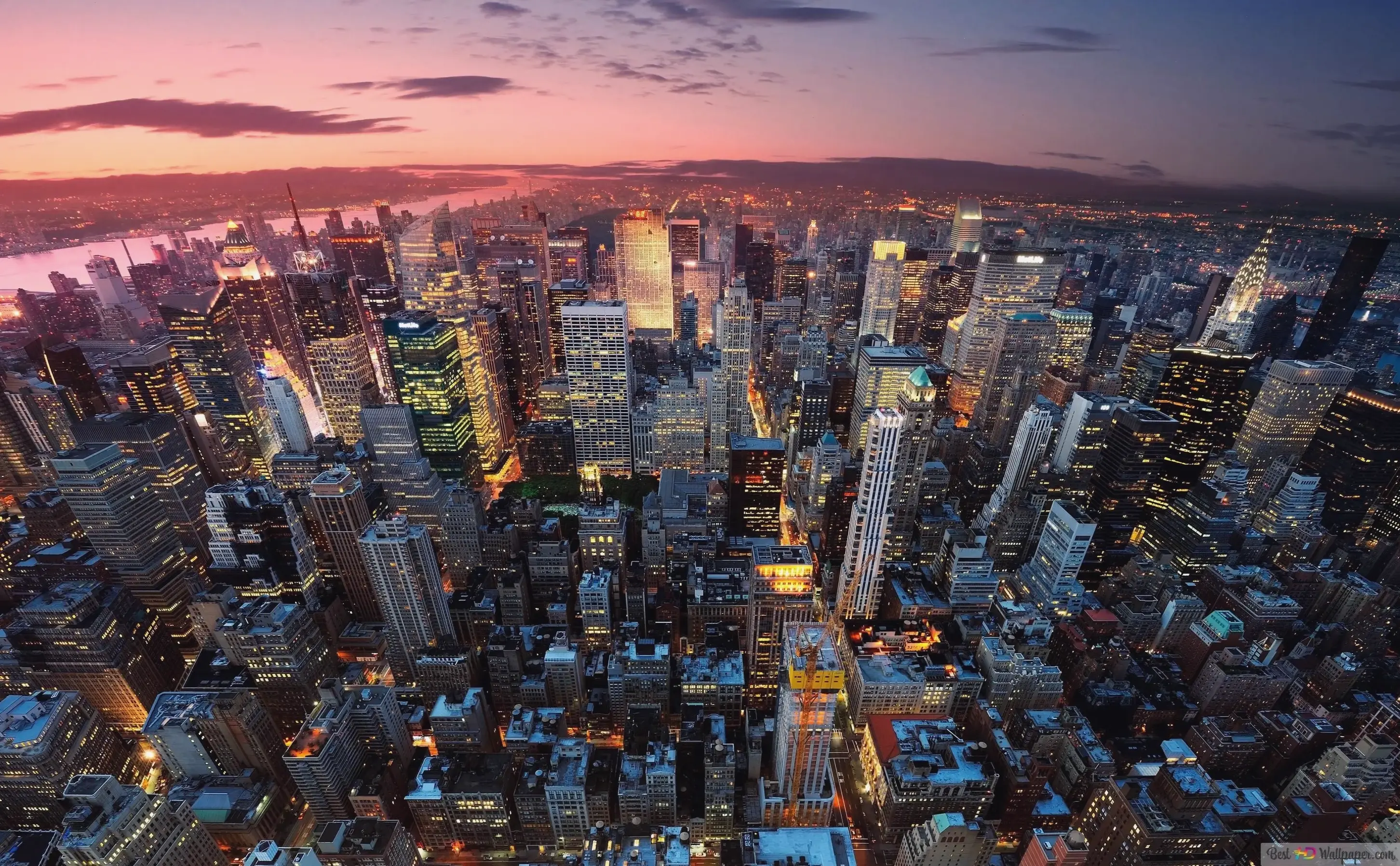 Hoàng hôn New York lãng mạn, ánh nắng cuối ngày nhuộm đỏ bầu trời, tạo nên bức tranh đô thị đầy cảm xúc.