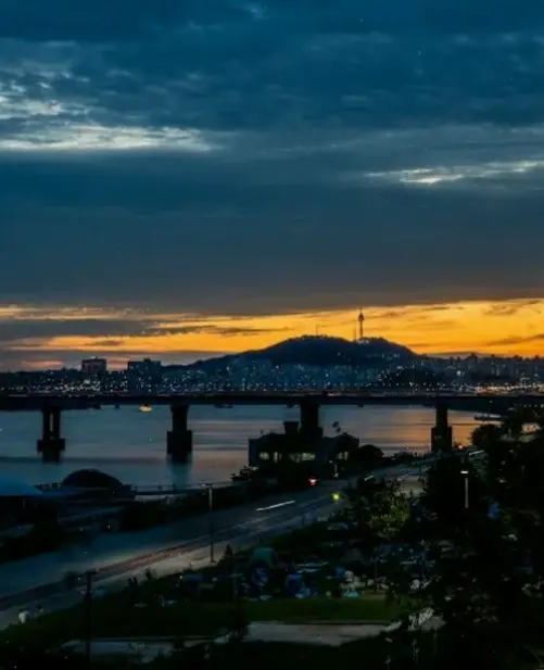 Hoàng hôn Seoul lãng mạn, bầu trời nhuộm màu cam đỏ, kết thúc ngày đầy cảm hứng.
