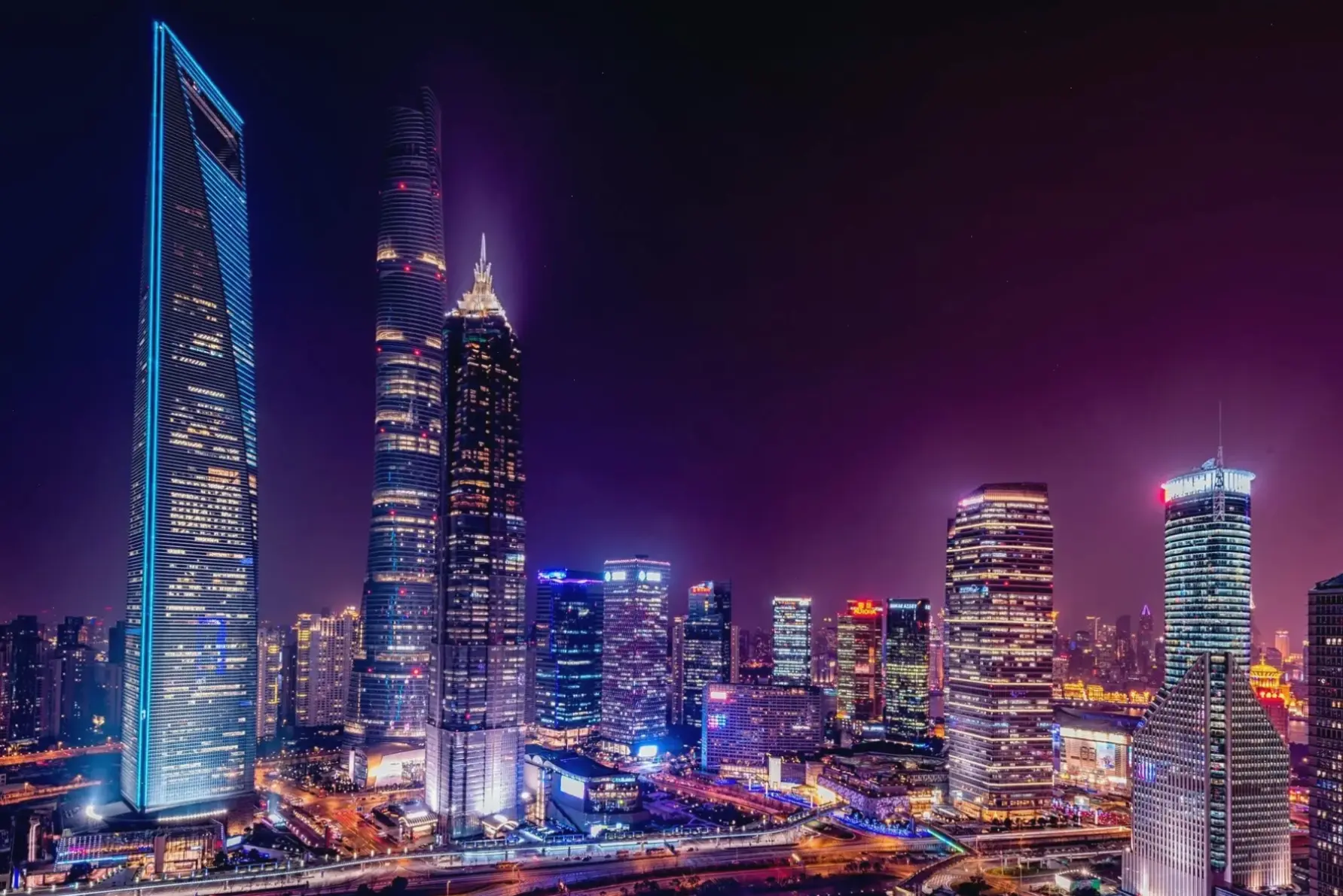 Hoàng hôn thành phố thơ mộng, khi ánh nắng dần tắt và đèn đường lên, tạo nên bức tranh lãng mạn hoàn hảo cho màn hình.