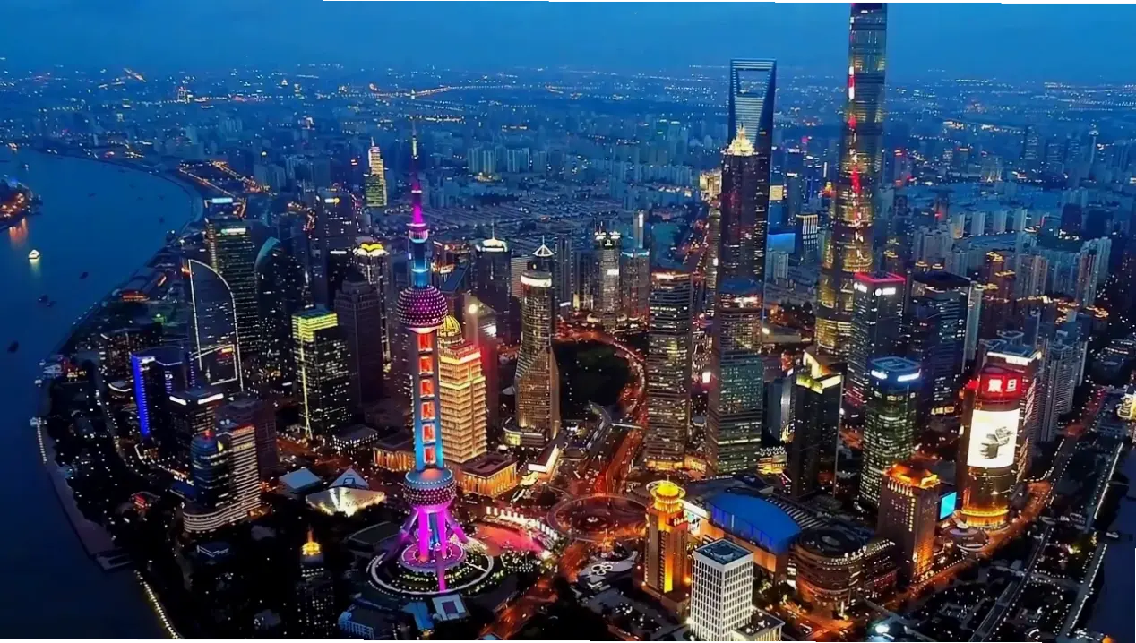 Hoàng hôn Thượng Hải đầy màu sắc, kết thúc ngày với vẻ đẹp lãng mạn và huyền bí.