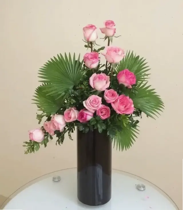 Học cách cắm hoa hồng đẹp đơn giản, biến góc nhỏ thành khu vườn thơ mộng với mẹo dễ làm.