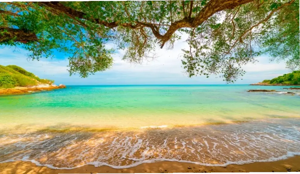 Kết thúc một ngày hoàn hảo bằng hoàng hôn biển nhiệt đới, với sắc màu lung linh và không khí lãng mạn.