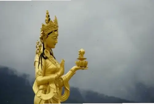 Khám phá chiều sâu tâm linh của Phật Bhutan, hướng dẫn bạn đến sự giác ngộ và hòa hợp.