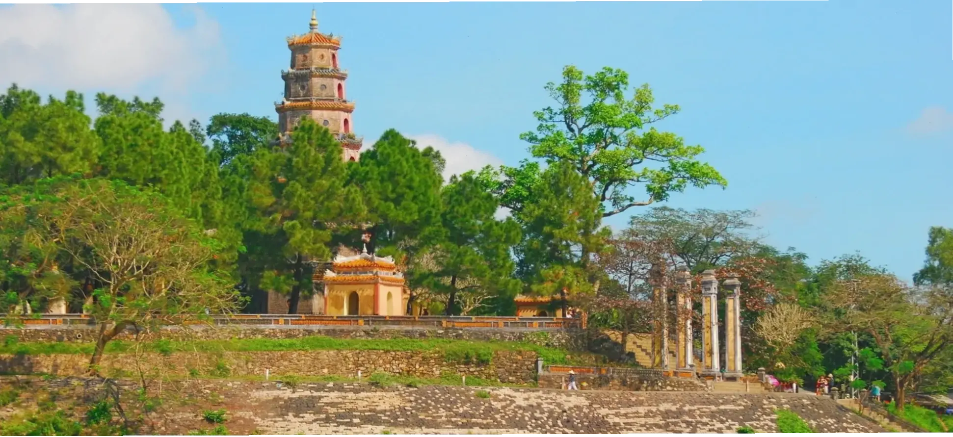 Khám phá Chùa Huế 4K với hình ảnh sắc nét, chi tiết kiến trúc cổ kính, mang đến trải nghiệm sống động như đang hiện diện thực sự.