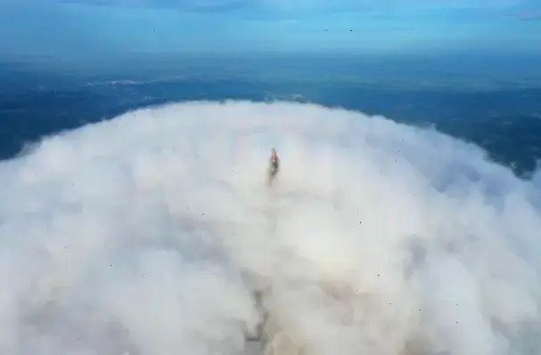 Khám phá hình ảnh Phật Thích Ca lơ lửng trên mây với chất lượng 4K sắc nét, mang lại cảm giác bình yên và sâu lắng cho tâm hồn bạn.