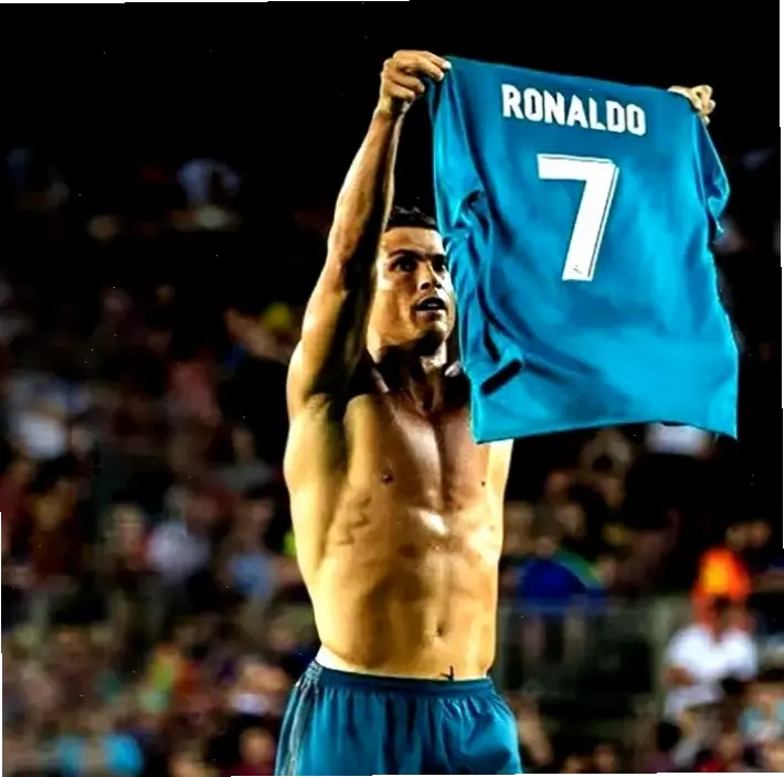 Khám phá hình nền Ronaldo Real Madrid đỉnh cao, tái hiện những khoảnh khắc huyền thoại tại Bernabeu với chất lượng sắc nét, lý tưởng cho fan muốn mang tinh thần Los Blancos lên màn hình điện thoại hoặc máy tính!