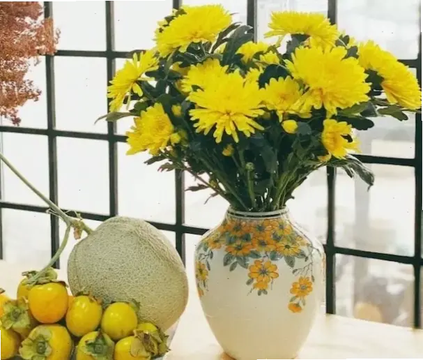 Khám phá nghệ thuật cắm hoa cúc đẹp để trang trí nhà, mang không gian sống thêm rực rỡ và tươi mới.