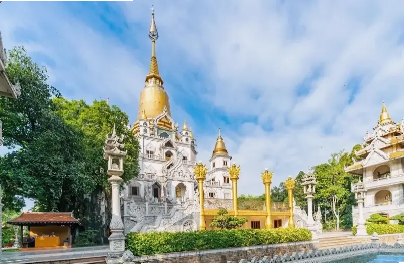 Khám phá vẻ đẹp hùng vĩ của Chùa Bửu Long qua hình ảnh 4K sắc nét, mang đến trải nghiệm chân thực và sống động.