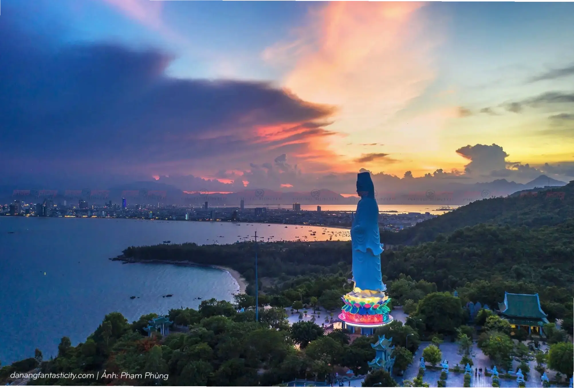 Khám phá vẻ đẹp hùng vĩ của Chùa Linh Ứng qua hình ảnh 4K sắc nét, mang đến trải nghiệm sống động như đang hiện diện.