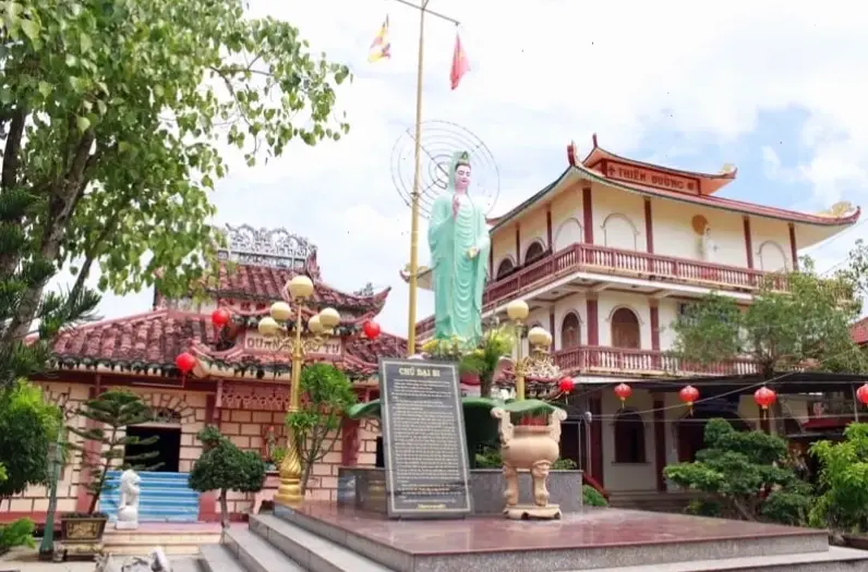 Khám phá vẻ đẹp hùng vĩ của Quan Âm chùa 4K, mang đến hình ảnh sắc nét và sự bình yên sâu lắng cho tâm hồn.