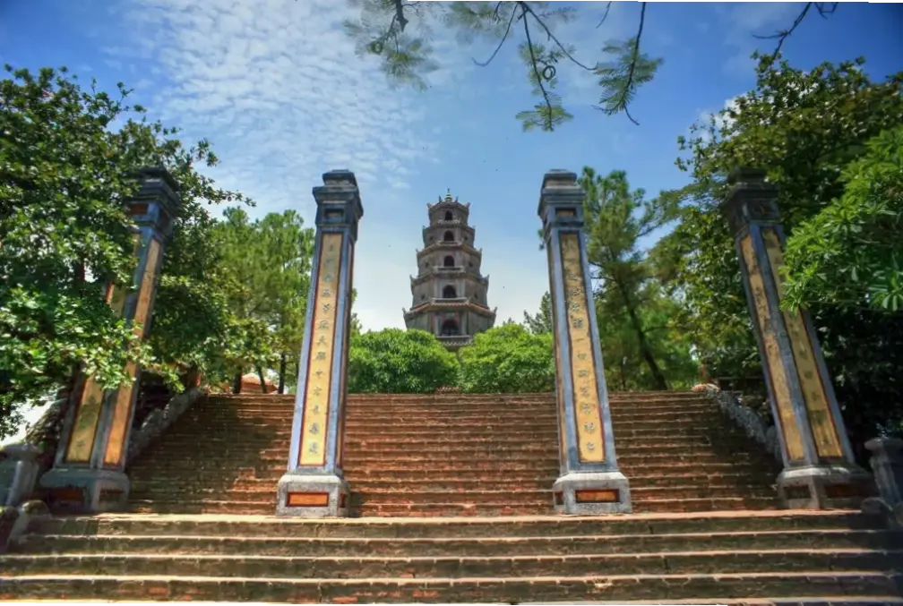 Khám phá vẻ đẹp huyền bí của Chùa Thiên Mụ qua hình ảnh 4K sắc nét, mang đến trải nghiệm chân thực và sống động nhất.