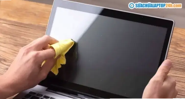 Lý do cần lau màn hình laptop