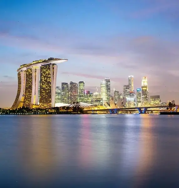 Marina Bay rực rỡ ánh sáng, biểu tượng Singapore đầy năng lượng và màu sắc ấn tượng.