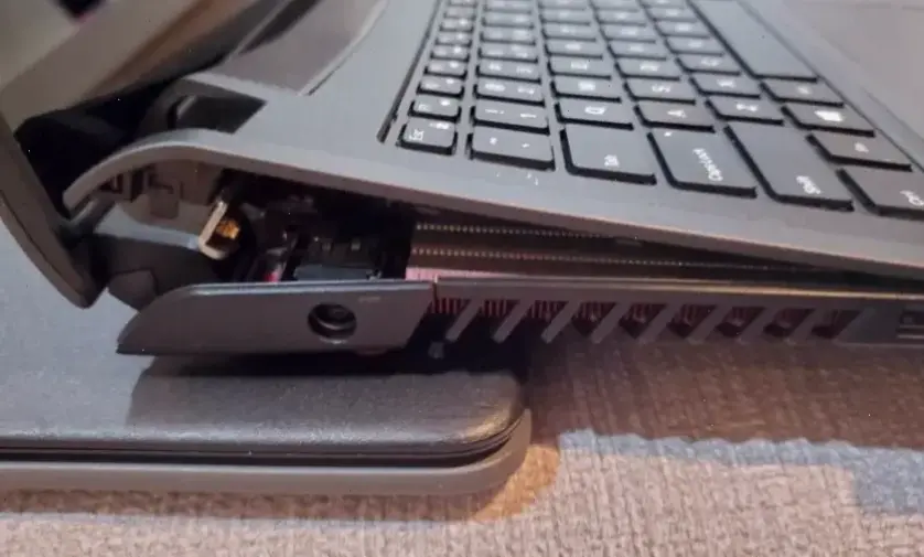 Mẹo Công Nghệ Để Làm Mới Vỏ Laptop An Toàn