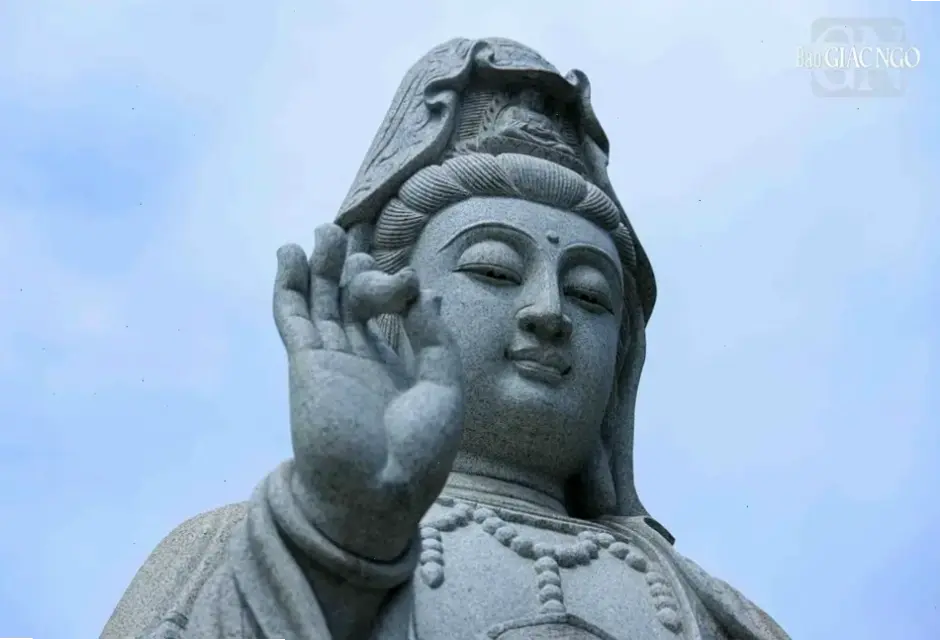 Ngắm Tượng Quan Âm trong chùa, biểu tượng từ bi cứu độ, giúp bạn tìm thấy năng lượng tích cực và bình an.