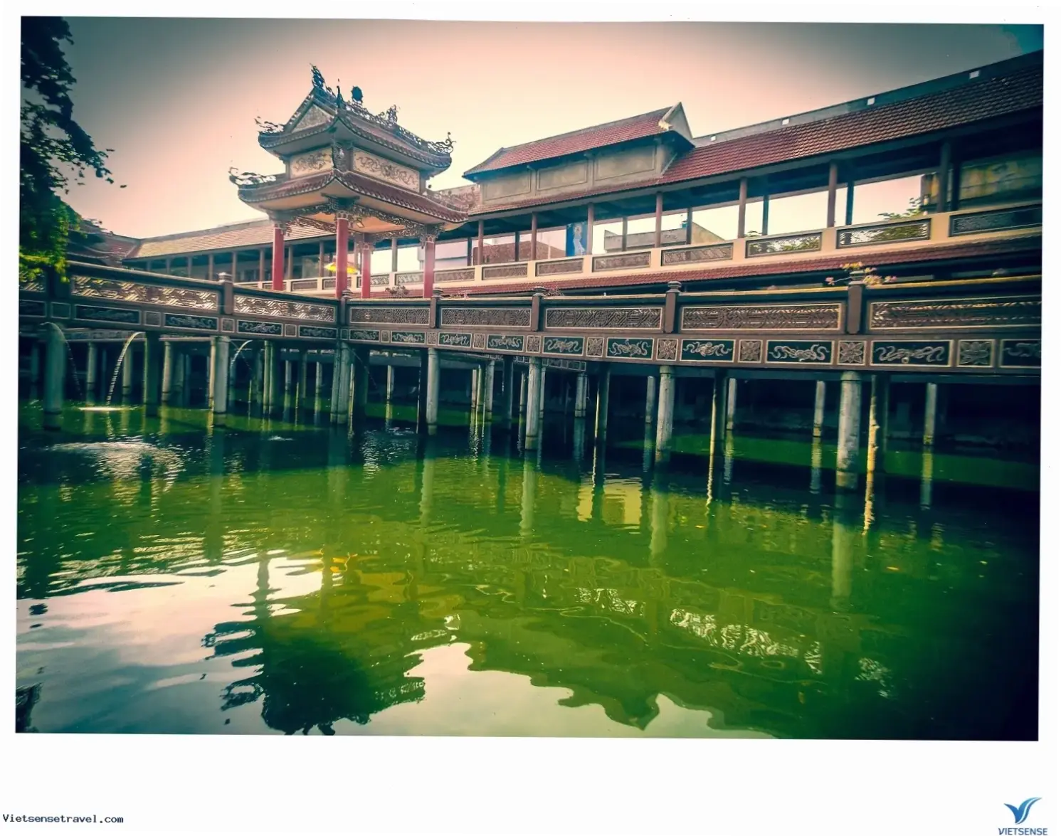 Nghệ thuật chùa cổ Việt Nam kết hợp lịch sử và văn hóa, mang đến vẻ đẹp tinh tế và hấp dẫn đầy cảm hứng.