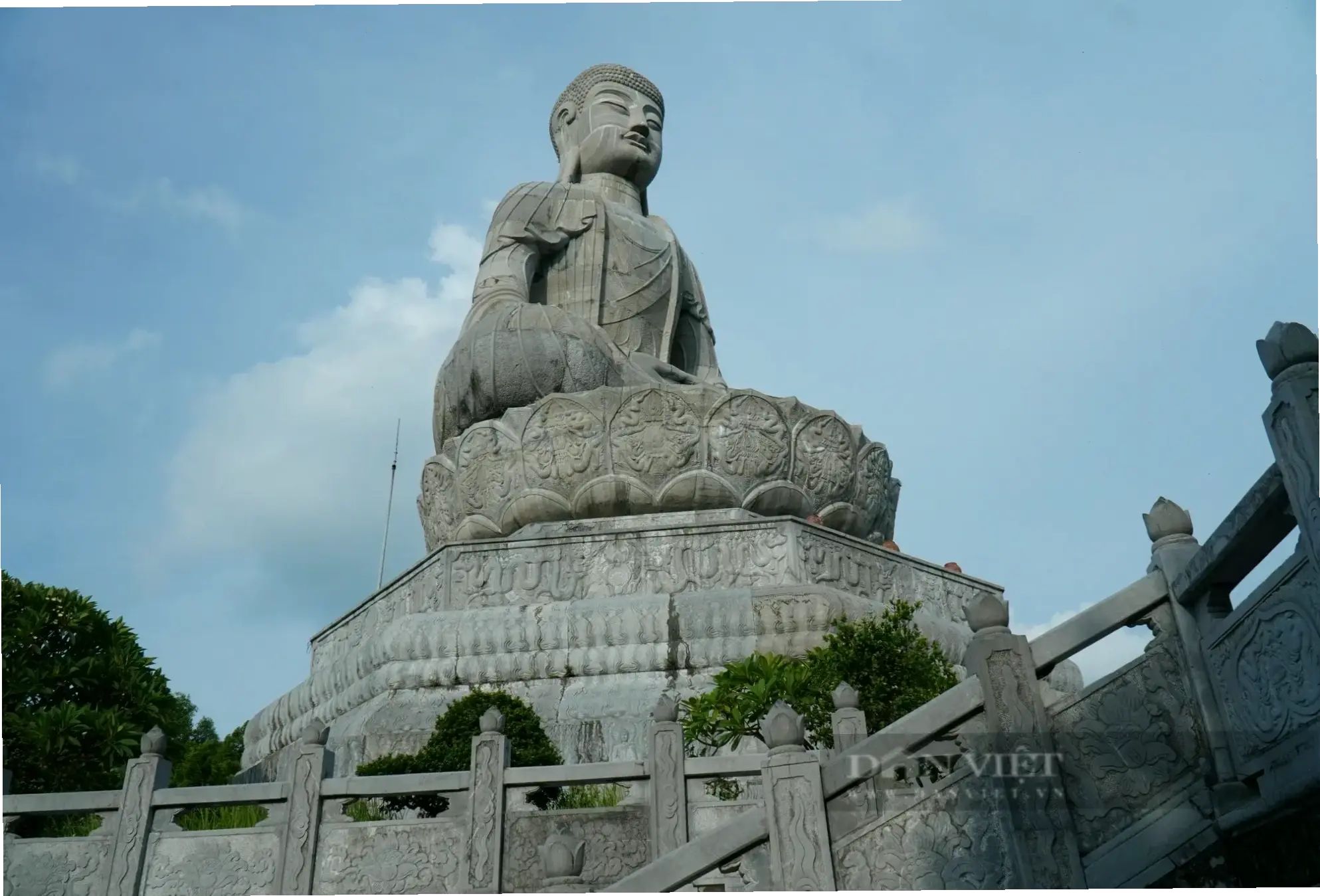 Nghệ thuật tinh tế của chùa Phật, kết hợp truyền thống và sáng tạo hiện đại.