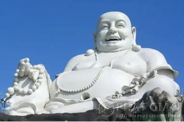 Phật Di Lặc cười cầm gậy rạng rỡ, lan tỏa năng lượng tích cực và nụ cười mỗi ngày.