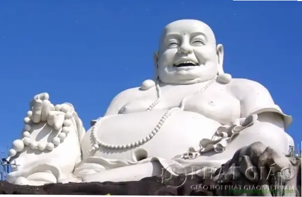 Phật Di Lặc cười rạng rỡ trên đài sen, truyền cảm hứng lạc quan và năng lượng tích cực.