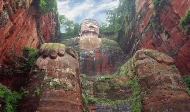 Phật Di Lặc cười rạng rỡ trong vườn, lan tỏa năng lượng tích cực và niềm vui cuộc sống.