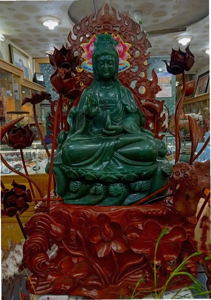 Phật ngọc ánh sáng lung linh, chiếu rọi năng lượng tích cực, giúp bạn tìm thấy sự bình an nội tâm.