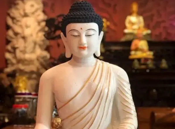 Phật Thích Ca rực rỡ dưới ánh sáng huyền ảo, khơi dậy năng lượng tích cực và hành trình giác ngộ.