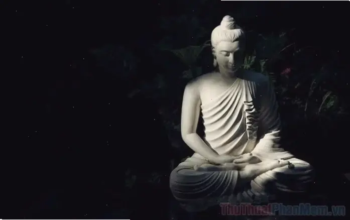 Phật thiền trong ánh sáng huyền ảo, soi sáng con đường tâm linh và mang lại sự bình an sâu lắng.