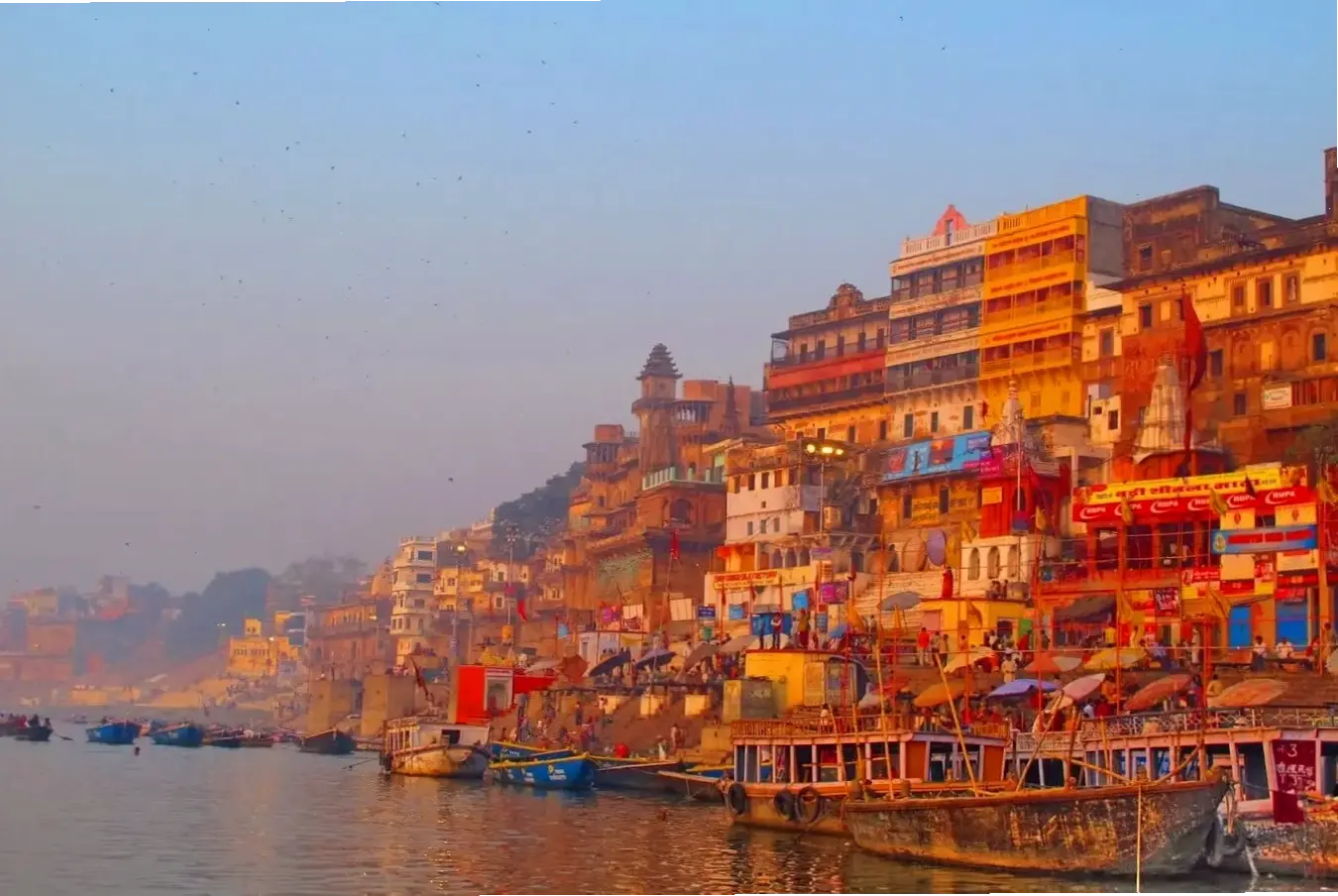 Phật Varanasi ánh sáng huyền ảo, soi rọi con đường tâm linh và sự giác ngộ tinh thần.