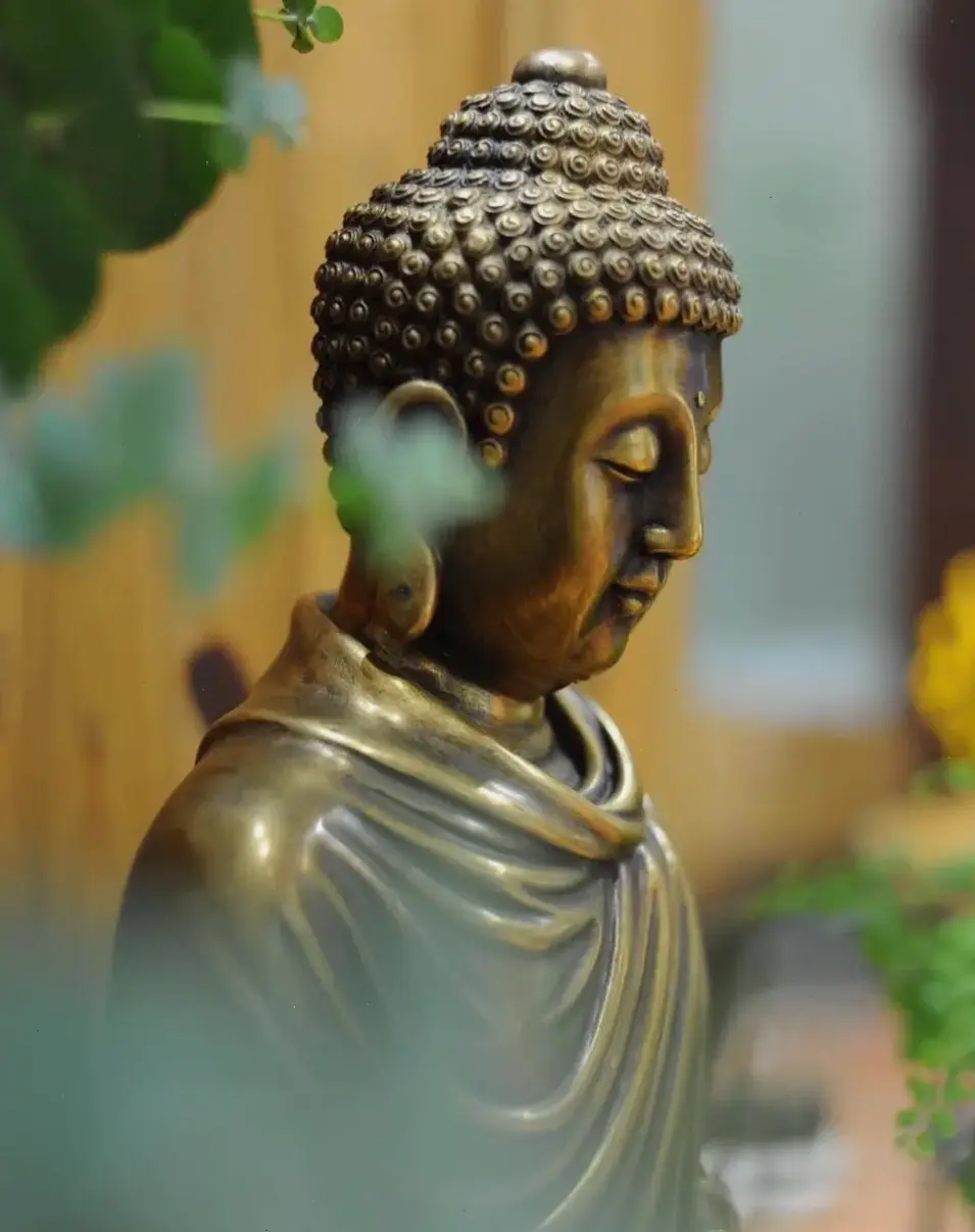 Phong cách Phật thiền tối giản, mang đến sự đơn sơ và tĩnh lặng, lý tưởng cho không gian sống hiện đại.