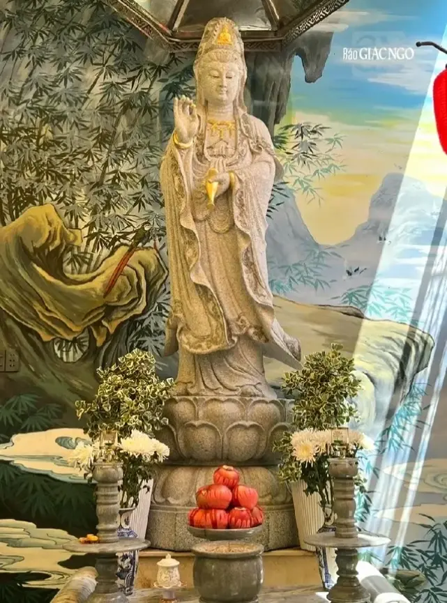 Quan Âm ánh sáng rực rỡ, biểu tượng soi đường dẫn lối, mang lại sự thanh tịnh và năng lượng tích cực cho tâm hồn.