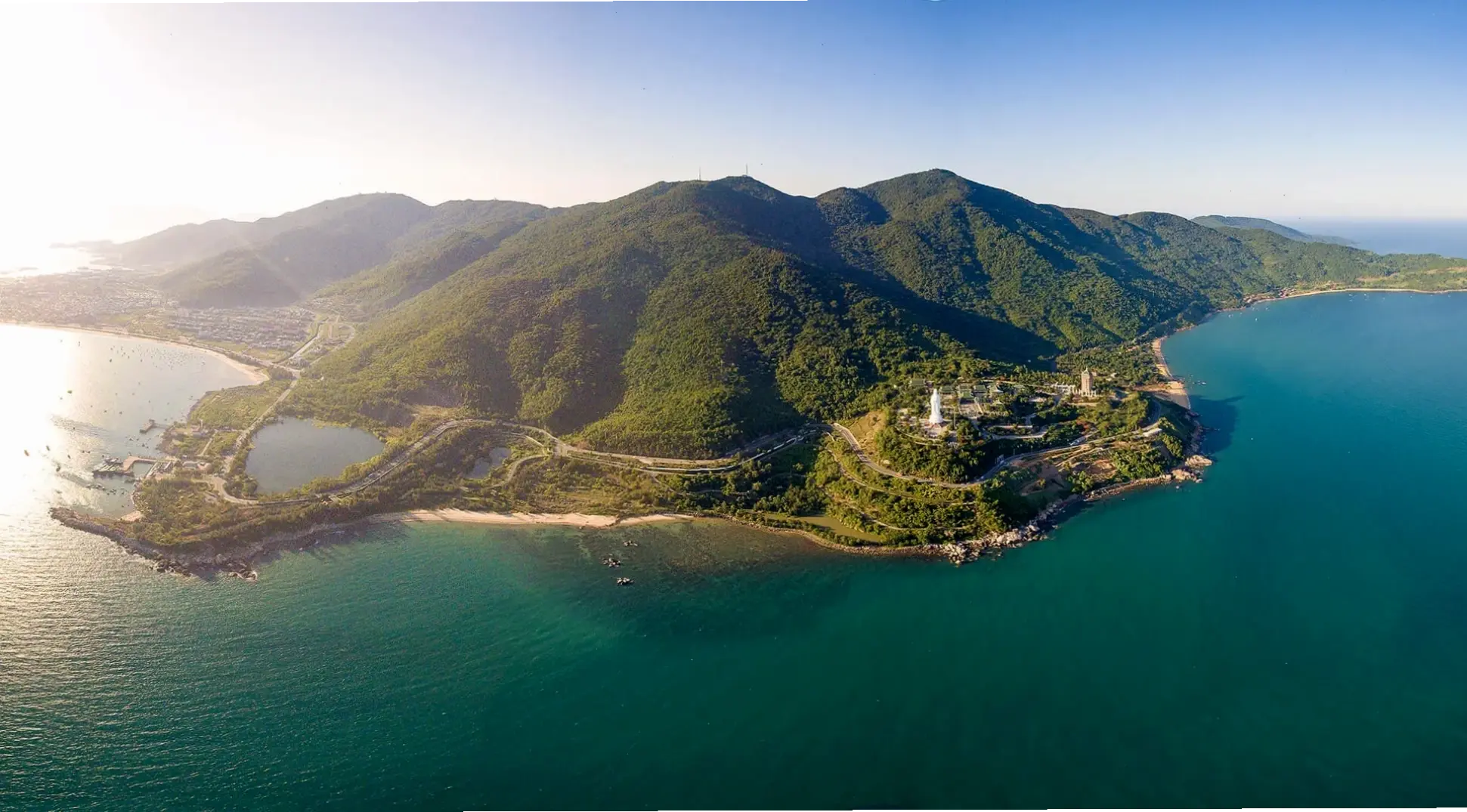 Quan Âm ánh sáng rực rỡ, chiếu sáng tâm hồn, mang đến hy vọng và năng lượng tích cực.