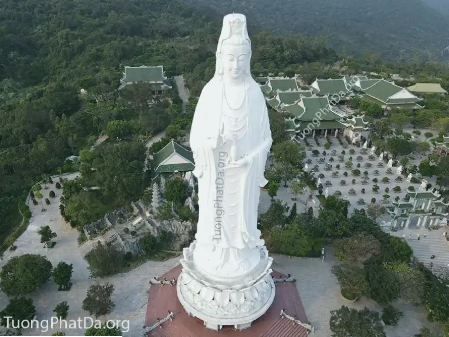 Quan Âm ánh sáng rực rỡ, chiếu soi đường dẫn đến sự giác ngộ và bình an nội tâm.