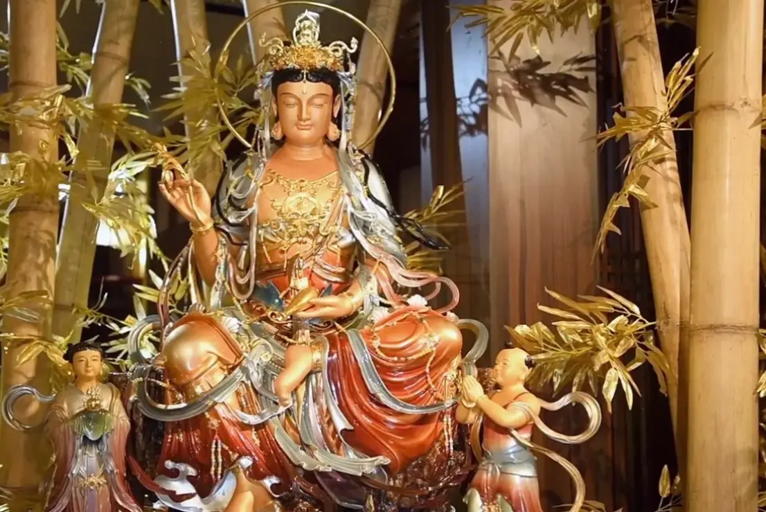 Quan Âm ánh sáng rực rỡ, soi đường tâm linh, khơi dậy niềm vui và lòng nhân hậu trong mỗi chúng ta.