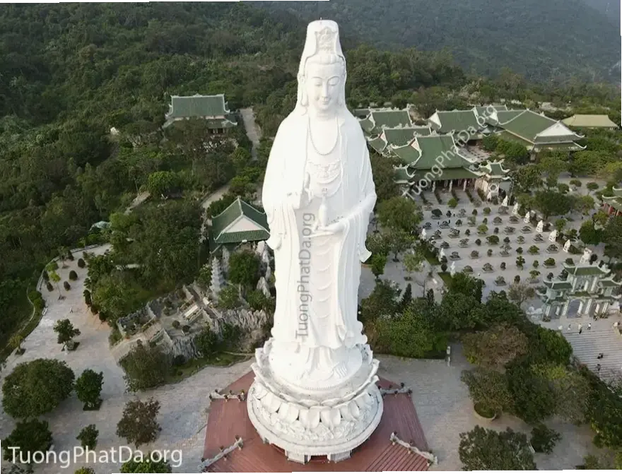 Quan Âm ánh sáng rực rỡ, tượng trưng cho giác ngộ và từ bi, chiếu sáng tâm hồn bạn với năng lượng tích cực.