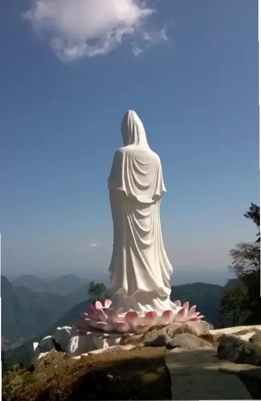 Quan Âm cứu khổ cầm ngọc: Nguồn sức mạnh giúp vượt qua thử thách, mang lại sự an lành và hy vọng.