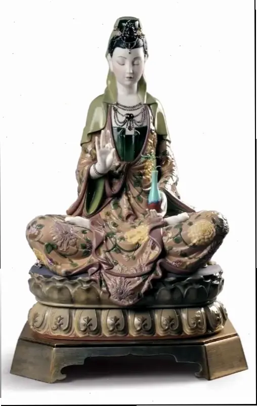 Quan Âm cứu khổ trên hồ, nguồn sức mạnh vượt qua gian nan, mang đến hy vọng và bình an cho tâm hồn.