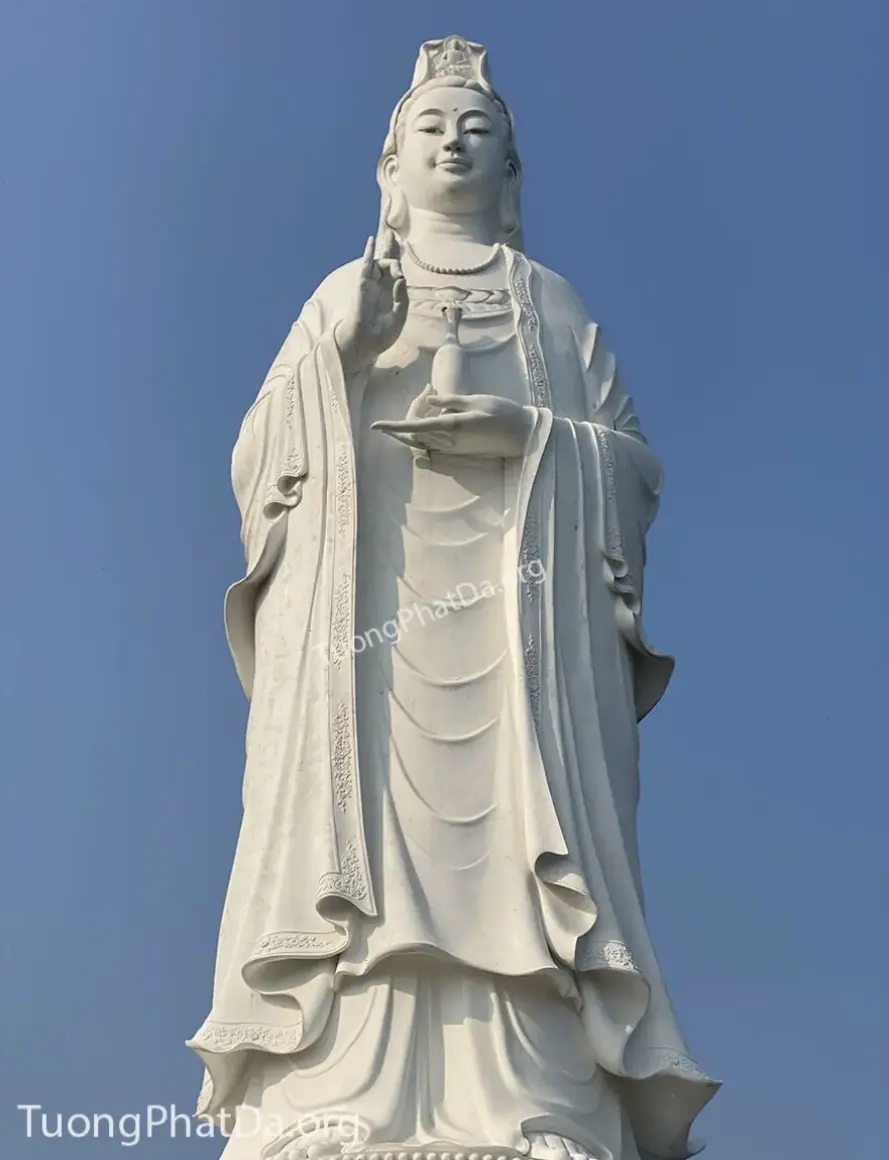 Quan Âm cứu khổ trong chùa, nguồn hy vọng vượt qua khó khăn, mang ánh sáng và lòng nhân ái đến cuộc sống.