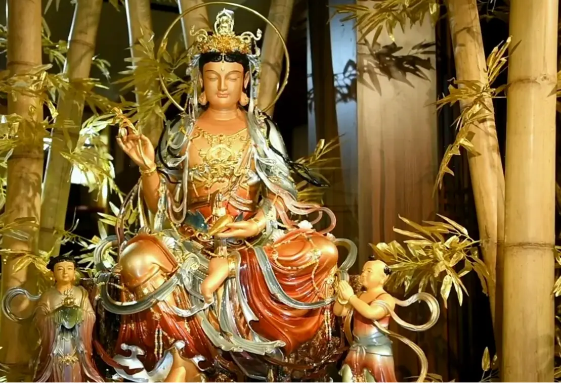 Quan Âm nghệ thuật độc đáo, kết hợp vẻ đẹp cổ điển và hiện đại, khơi dậy cảm hứng và sự bình yên sâu lắng.