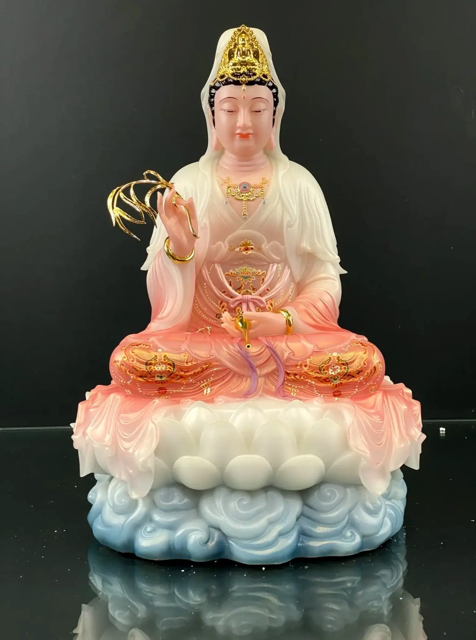 Quan Âm tại chùa hang, nơi linh thiêng hội tụ, khơi dậy đức tin và hy vọng trong lòng.